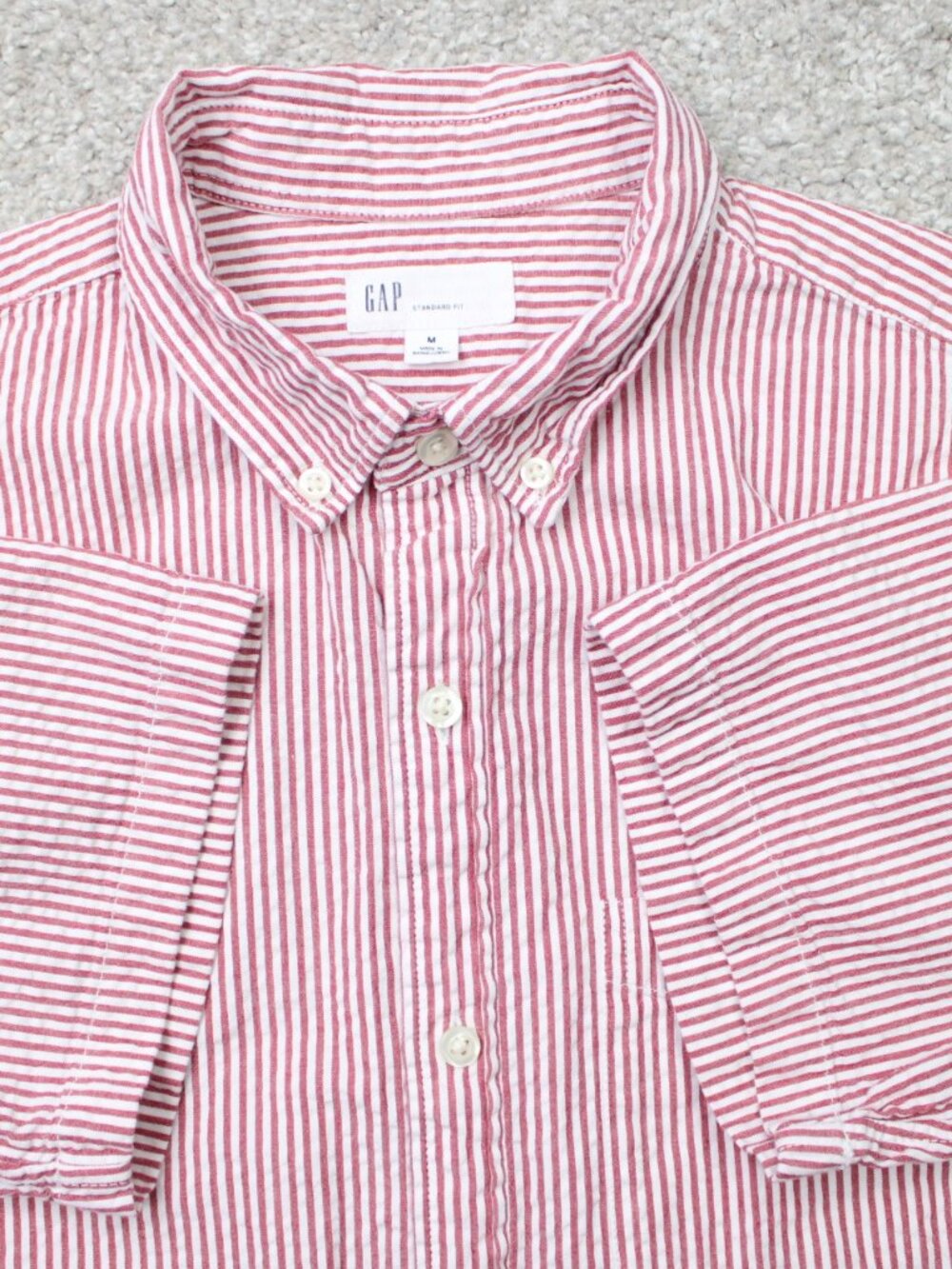 GAP Shirt Mens Medium Red/White Striped‎ Seersucker 100% Cotton Short Sleeve